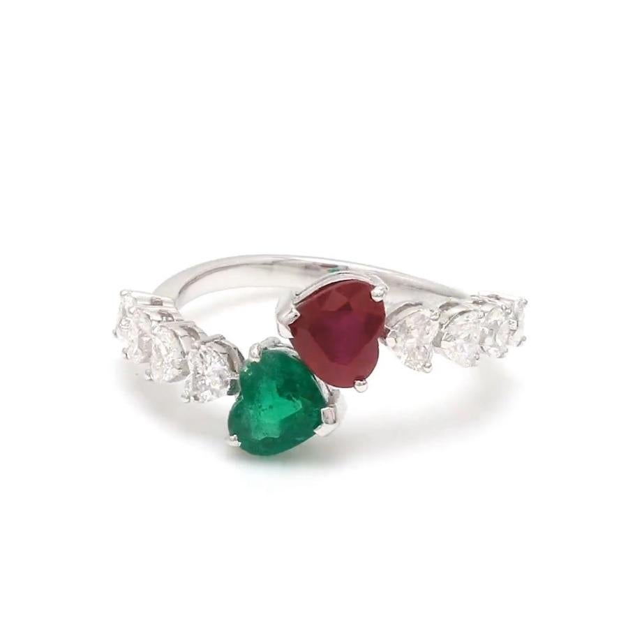 Natürlicher sambischer Smaragd, Rubin, Diamant, Herzring aus 18 Karat Gold Damen im Angebot