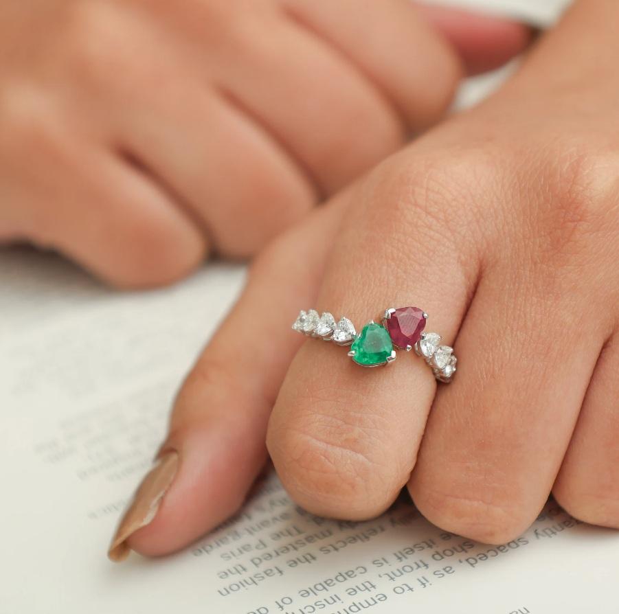 Natürlicher sambischer Smaragd, Rubin, Diamant, Herzring aus 18 Karat Gold im Zustand „Neu“ im Angebot in New York, NY