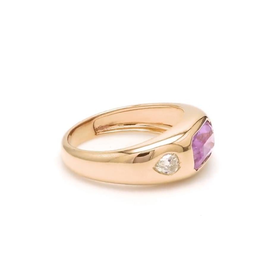 Rosa Saphir Smaragd Schliff klobig Zigeuner Ring Gold  Natürlicher rosa Saphir in bündiger Fassung mit Diamant im Minenschliff  Großer Ring im Vintage-Stil

EDELSTEIN-DETAILS :
✦ Edelstein : Rosa Saphir
✦ Edelsteinart : Natürlich
✦ Größe der