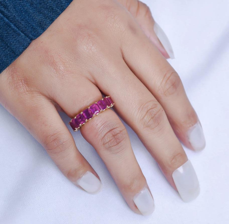 Donna Anello a fascia con rubino Nature in oro 18 carati in vendita