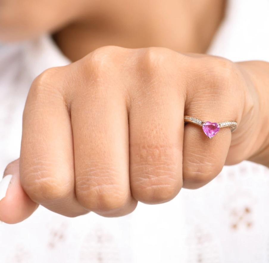 Donna Anello con zaffiro rosa naturale e diamanti in oro 18 carati in vendita