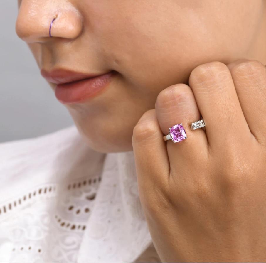 Rosa Saphir Smaragdschliff Diamantring Gold  Natürlicher Ring mit 1,50 Karat kissenförmigem rosa Saphir und 0,98 Karat Diamant im Smaragdschliff  Rosa Saphir Ring Gold

STEIN DETAILS :
✦ Edelstein : Rosa Saphir
✦ Edelsteinart : Natürlich
✦ Größe der