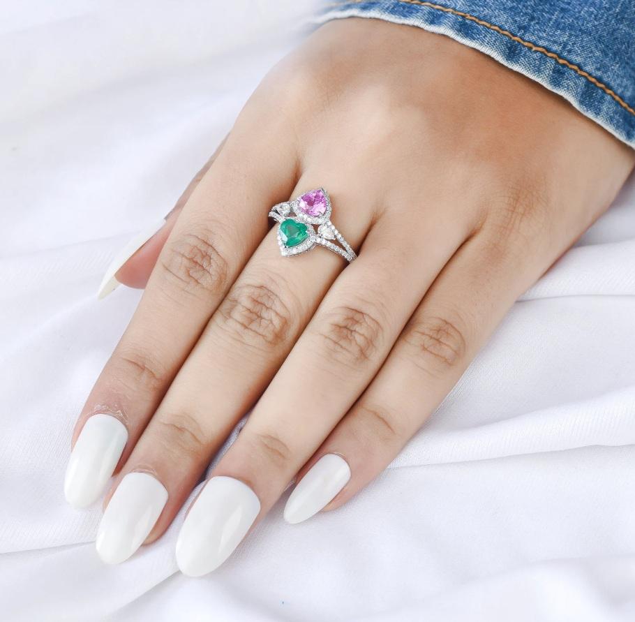 Natürlicher sambischer Smaragd und Saphir Ring 18k  Gold im Zustand „Neu“ im Angebot in New York, NY