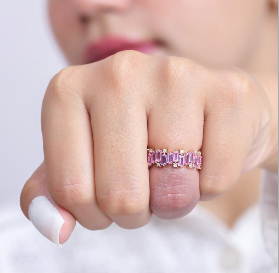 Rosa Saphir Baguetteschliff Ewigkeitsring Diamantring Gold  Natürlicher rosa Saphir Diamantring Gold  Rosa Saphir Ewigkeit Band Ring Gold

STEIN DETAILS :
✦ Edelstein : Rosa Saphir
✦ Edelsteinart : Natürlich
✦ Größe der Edelsteine: 4x2 MM
✦