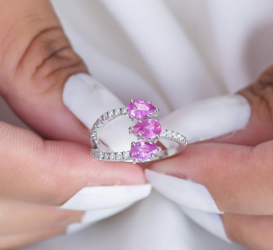Rosa Saphir drei Stein Birne geschliffenen Diamanten Ewigkeit Band Ring Gold  Natürlicher offener rosa Saphir Ring Gold  Rosa Saphir-Diamant-Ring Gold

STEIN DETAILS :
✦ Edelstein :Pink Sapphire
✦ Edelsteinart : Natürlich
✦ Größe der Edelsteine: 6x4