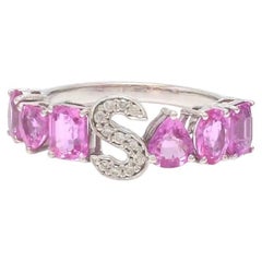 Anello alfabetico con lettera S in zaffiro rosa naturale in oro 18 carati