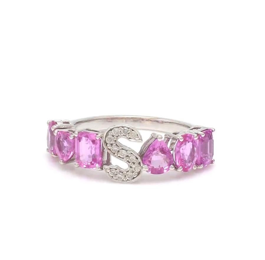 Donna Anello alfabetico con lettera S in zaffiro rosa naturale in oro 18 carati in vendita