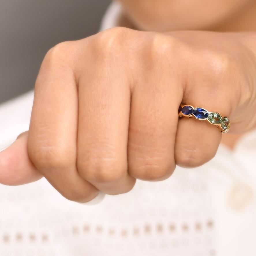Anello a fascia con zaffiro arcobaleno Nature in oro 18 carati In condizioni Nuovo in vendita a New York, NY