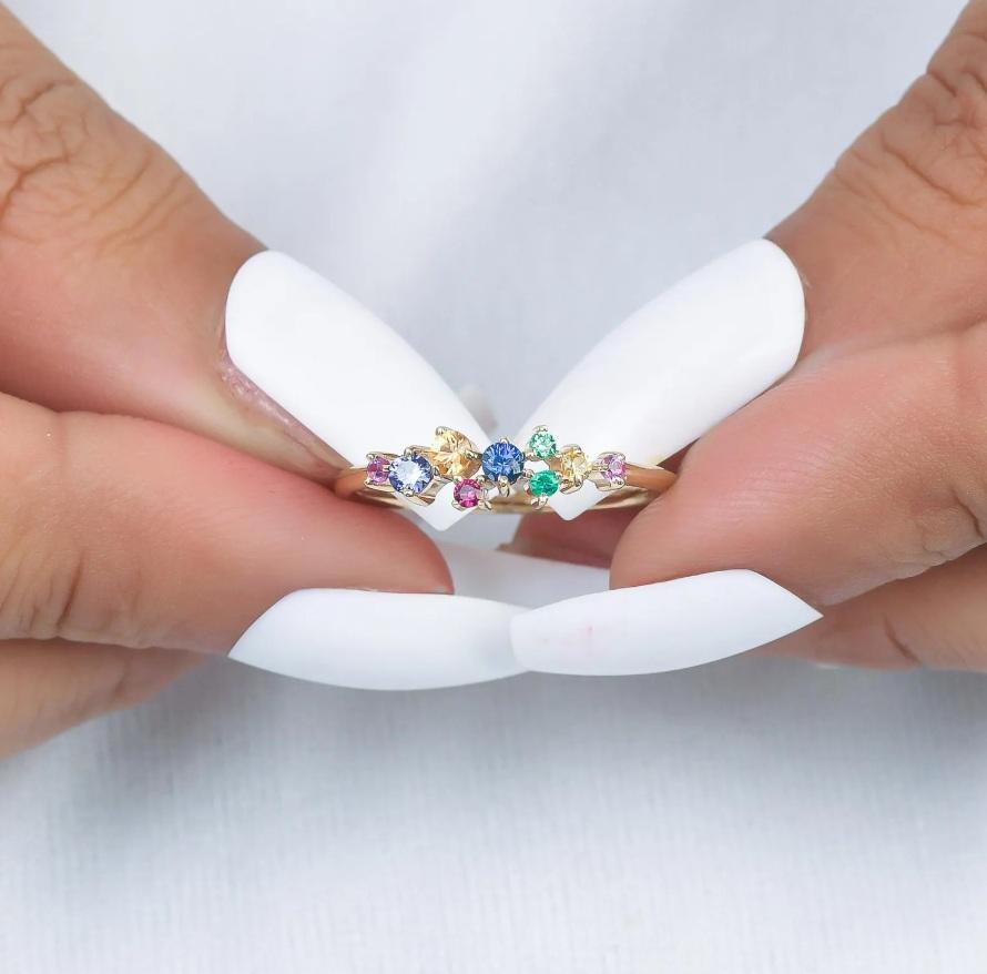 Bague arc-en-ciel en or  Nature rainbow ombre gemstone round mini cluster ring gold  Mini bague ronde en or avec pierres précieuses arc-en-ciel

✦ Gemstone : Multi Sapphire
✦ Gemstone Type : Nature
✦ Taille des pierres : Mélange
✦ Forme de la pierre