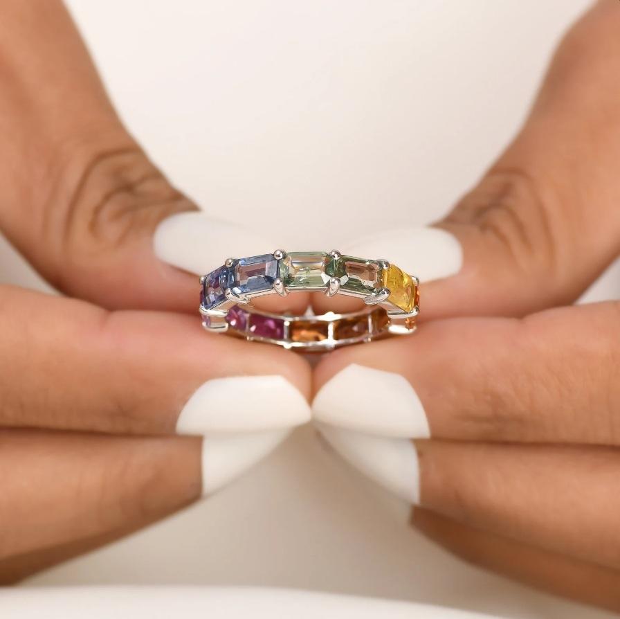 Taglio Asscher Anello a fascia con zaffiro arcobaleno Nature in oro 14 carati in vendita