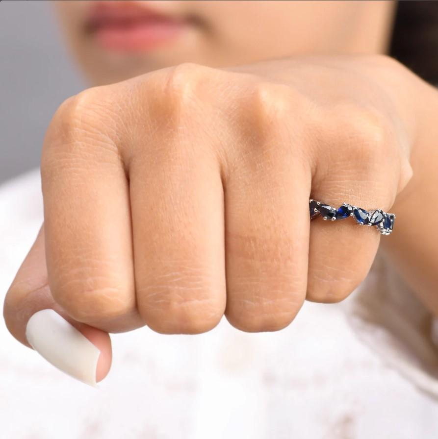 Ring aus 18 Karat Gold mit natürlichem blauem Saphir im Zickzack im Zustand „Neu“ im Angebot in New York, NY