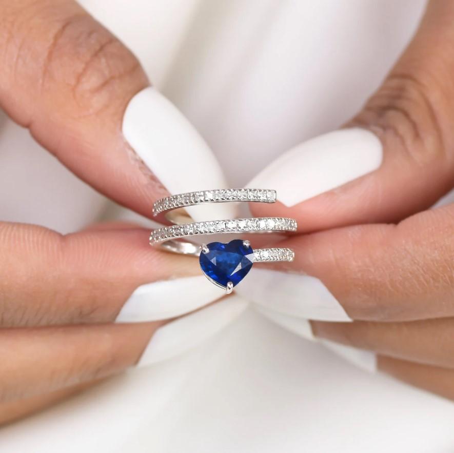 Ring aus 18 Karat Gold mit blauem Saphir und Diamant im Zustand „Neu“ im Angebot in New York, NY