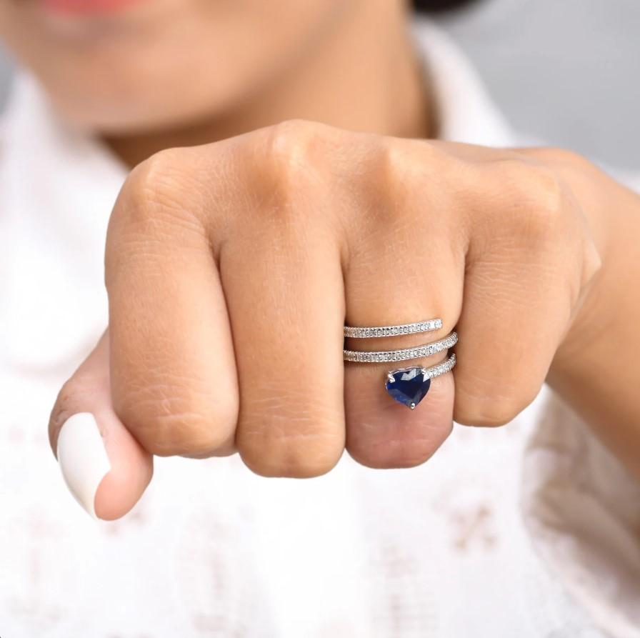 Ring aus 18 Karat Gold mit blauem Saphir und Diamant Damen im Angebot