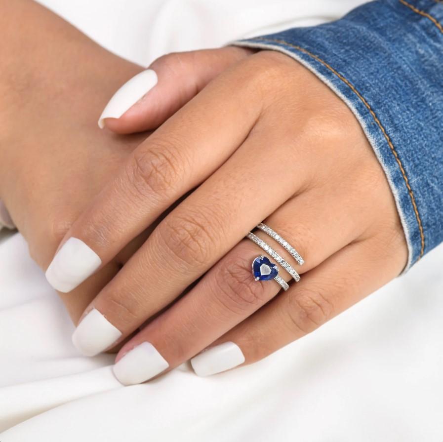 Ring aus 18 Karat Gold mit blauem Saphir und Diamant (Asscher-Schliff) im Angebot