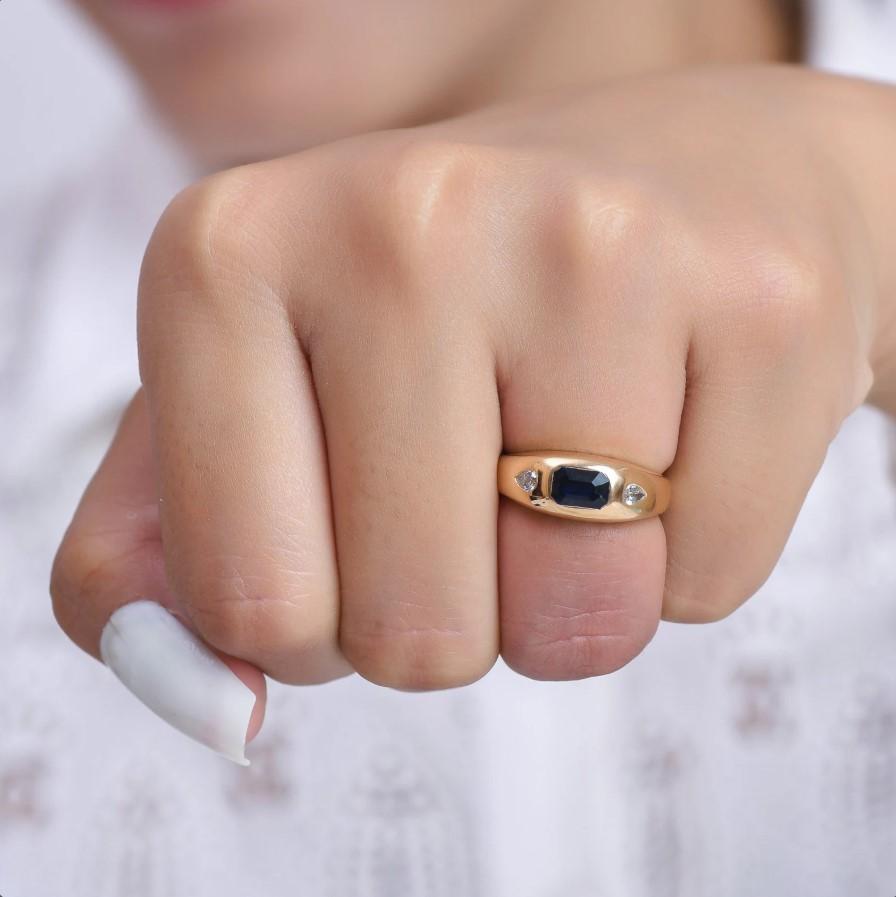 Natürlicher blauer Saphir-Diamantring aus 18 Karat Gold im Zustand „Neu“ im Angebot in New York, NY