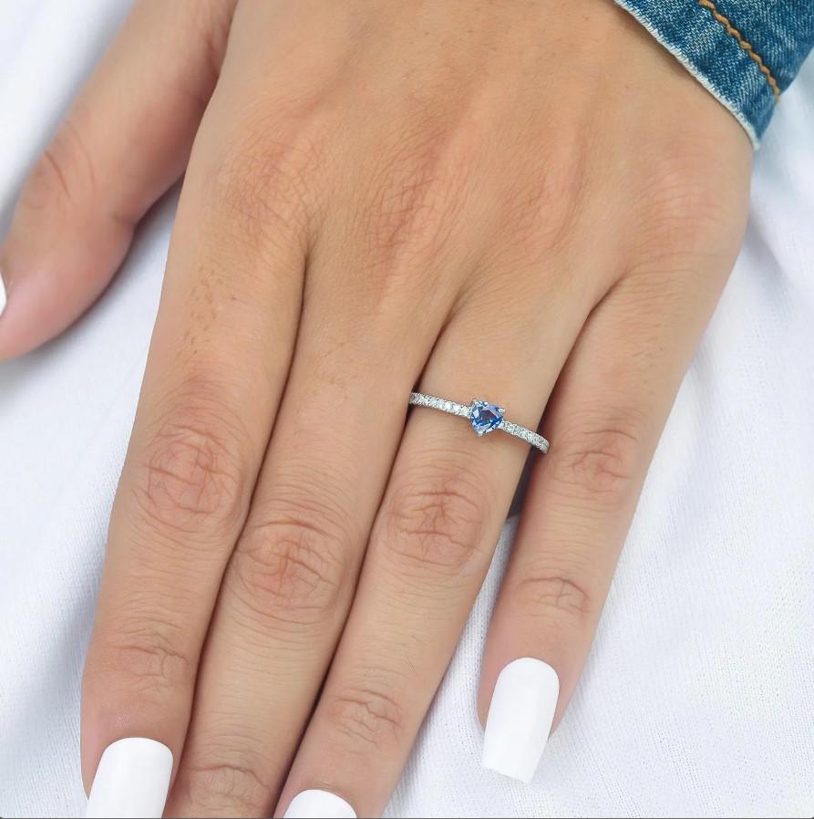 Ring aus 18 Karat Gold mit blauem Saphir und Diamant (Asscher-Schliff) im Angebot