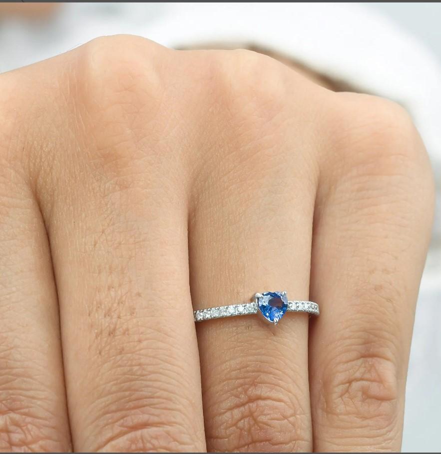 Ring aus 18 Karat Gold mit blauem Saphir und Diamant im Zustand „Neu“ im Angebot in New York, NY