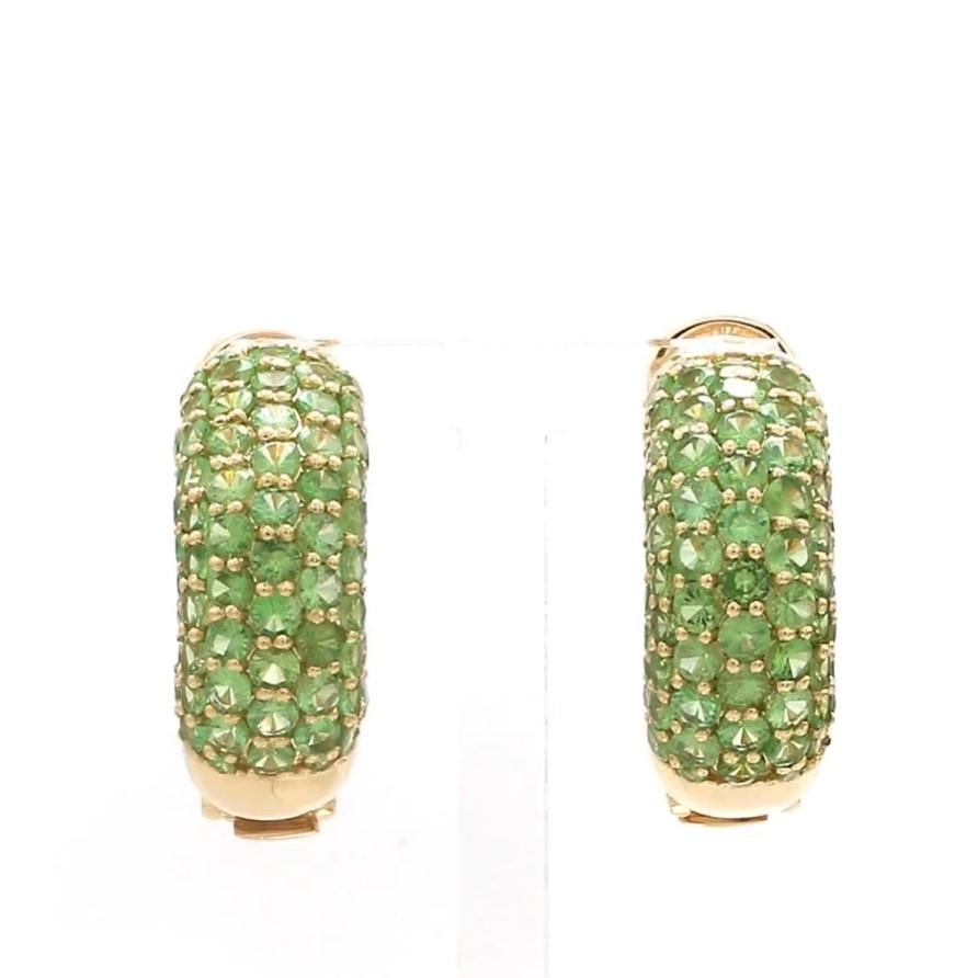 Orecchini a cerchio con pavé di tsavorite, oro  Orecchini con borchie di tsavorite Nature in oro  Orecchini a cerchio in oro con granato reale e tsavorite

DETTAGLI DELLA GEMMA :
✦ Pietra preziosa: Tsavorite
✦ Tipo di gemma : Nature
Dimensione della