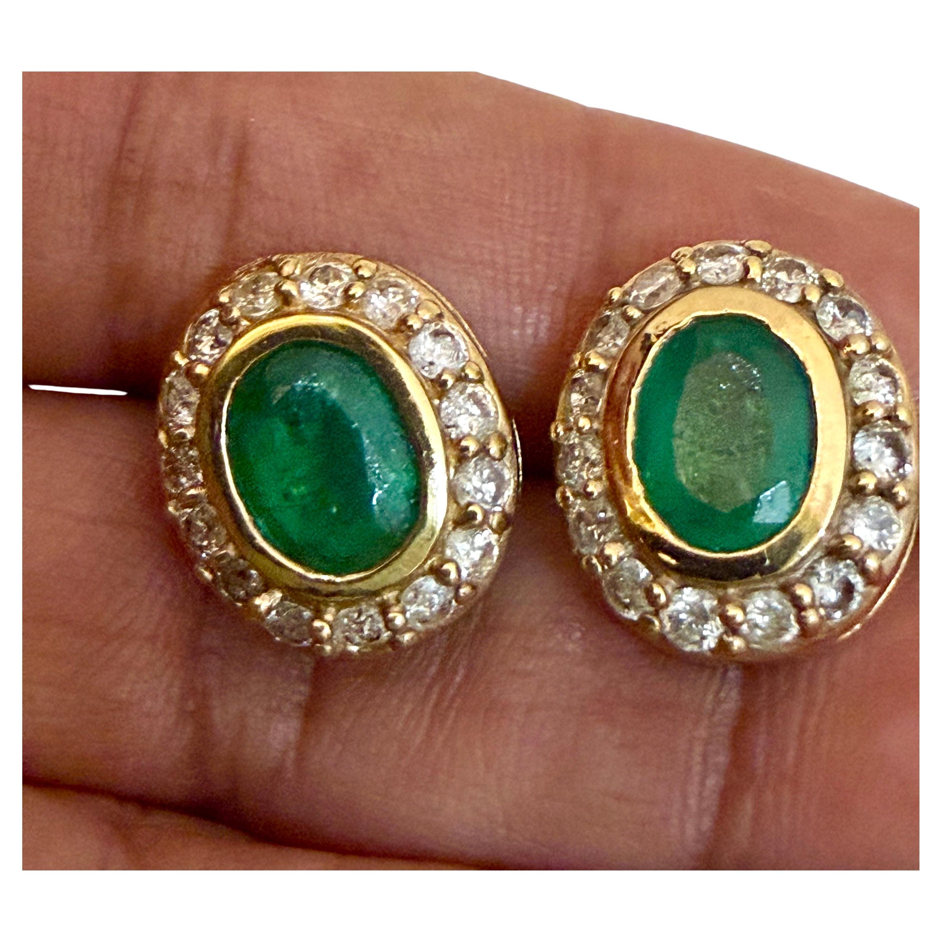 Boucles d
oreilles en or jaune 14 carats avec émeraude ovale de 4 carats et diamant de 1 carat. en vente