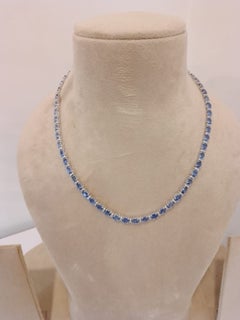 Collier en or 18 carats avec saphir bleu de 30,12 carats et diamants de 0,93 carat
