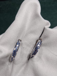 Ohrstecker aus 18-karätigem Naturgold mit einem Diamanten (0,18 Karat) und einem blauen Saphir (1,48 Karat)
