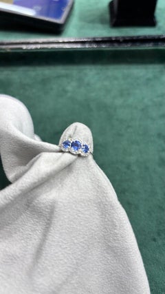 Superbe bague de cocktail en or 18 carats, sertie de saphirs et de diamants en halo, nouveau modèle