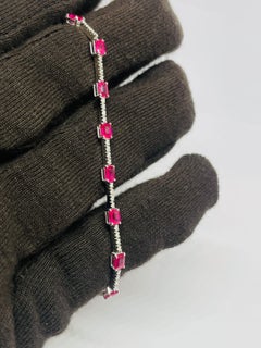 Armband aus 18-karätigem Naturgold mit einem Rubin (3,71 Karat) und Diamanten (0,39 Karat)