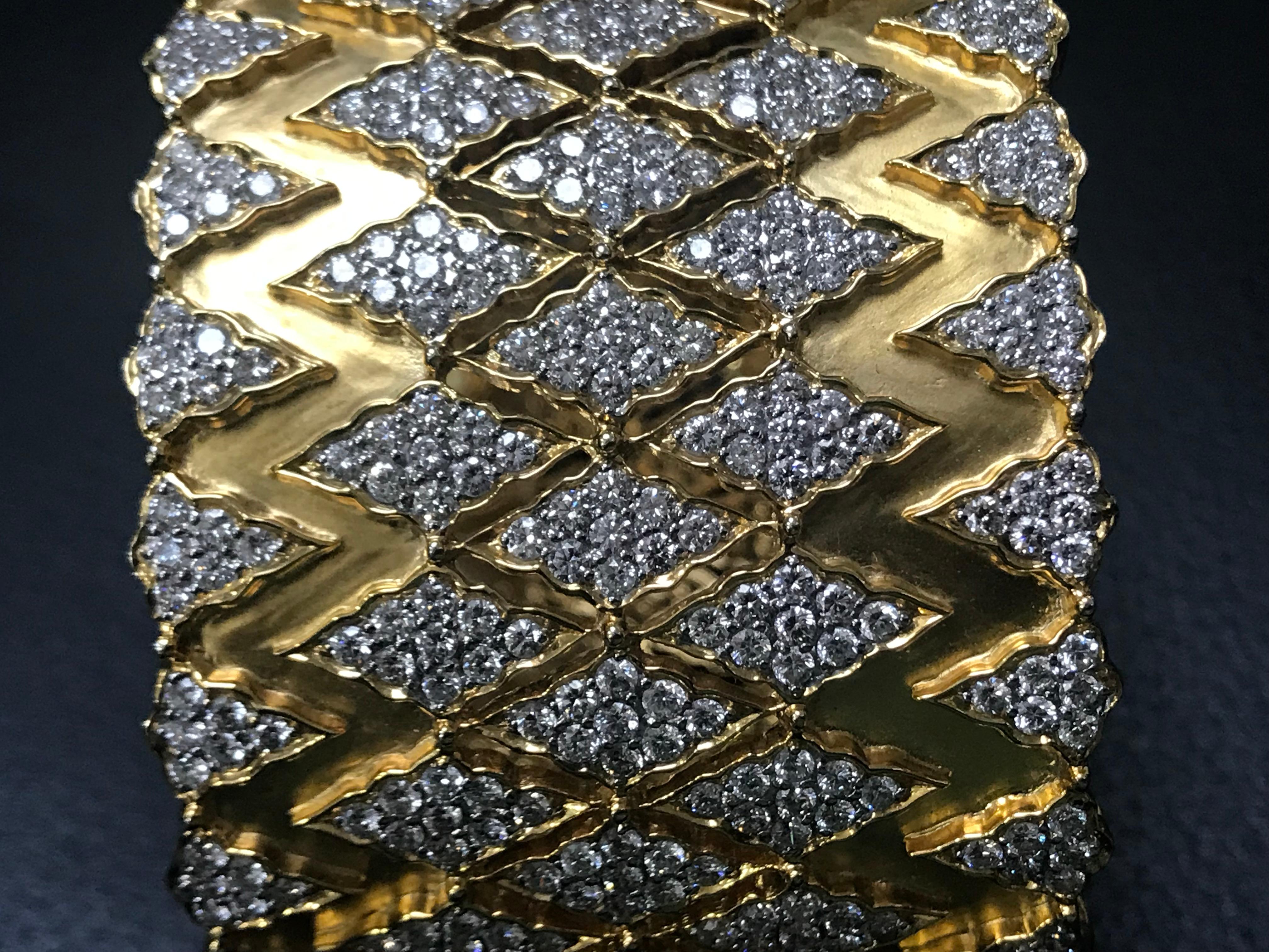 32 Carat Diamond 18 Karat Gold Cocktail Bangle Bracelet Estate Large Size 178Gm In Excellent Condition For Sale In New York, NY