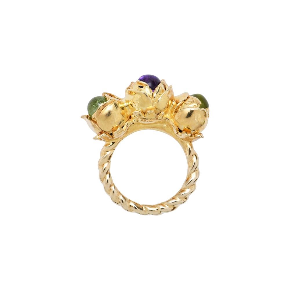 One of a kind three rose flower ring in vermeil by Sylvie Corbelin.
On the rose flower in the middle  is set an amethyst cabochon. On each side Two peridots are set.
Vermeil : 15 Microns
The mount in vermeil is twisted.
Peridot : 1,40