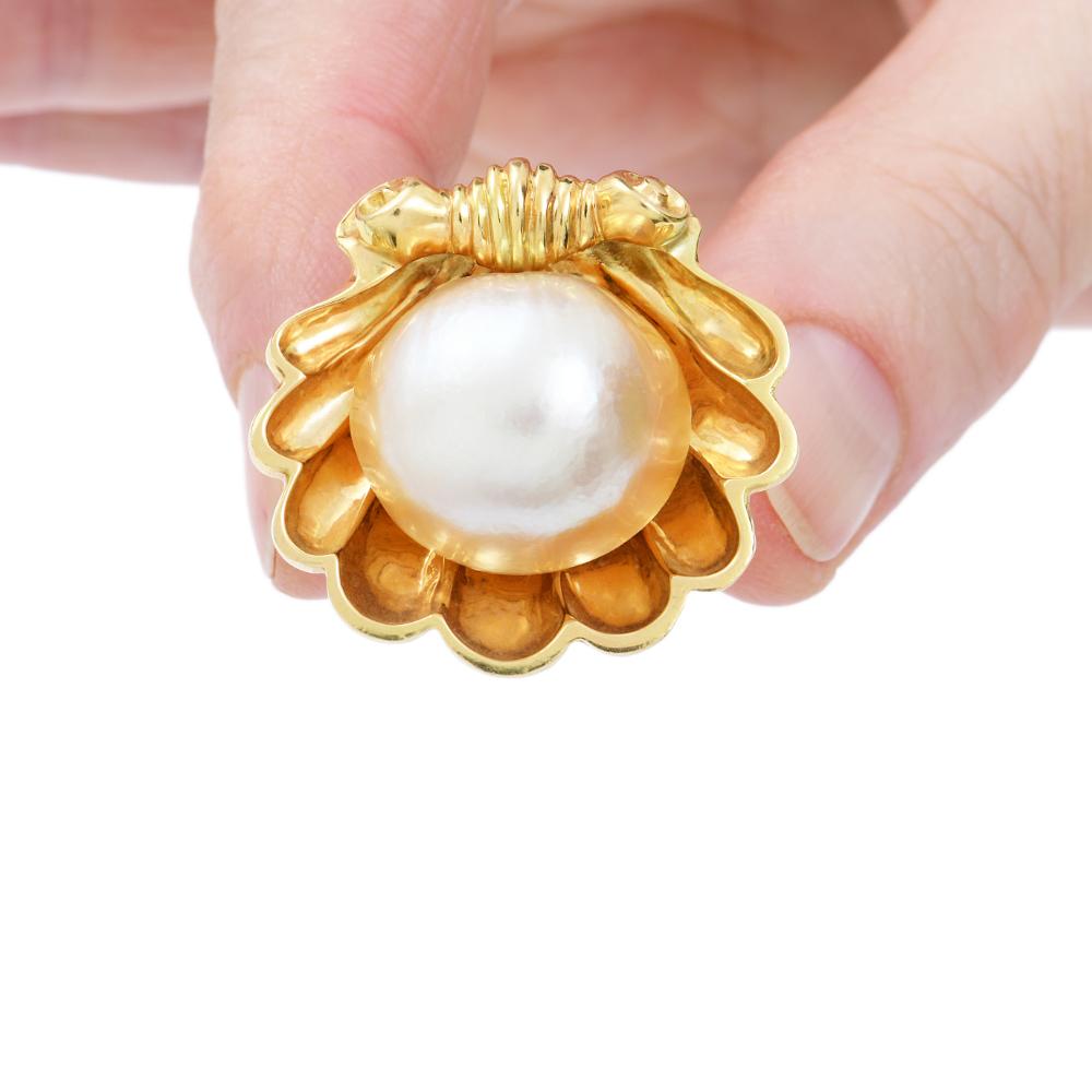 Limited edition of a shell shape ring in yellow 750/1000 gold (18K) with a 3/4 of a south-sea pearl in the center by Sylvie Corbelin.
The mount of the ring is in yellow 18K gold : 22 grams
Diameter of the south sea pearl : 18 mm
Ring weight 29,9