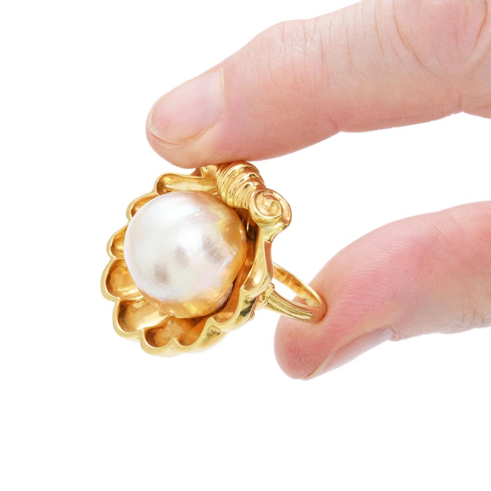 Sylvie Corbelin Shell Shape Ring in Yellow Gold with a South Sea-Pearl  (Neobarock) im Angebot