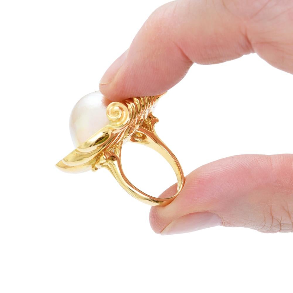 Sylvie Corbelin Shell Shape Ring in Yellow Gold with a South Sea-Pearl  im Zustand „Neu“ im Angebot in Saint Ouen, FR