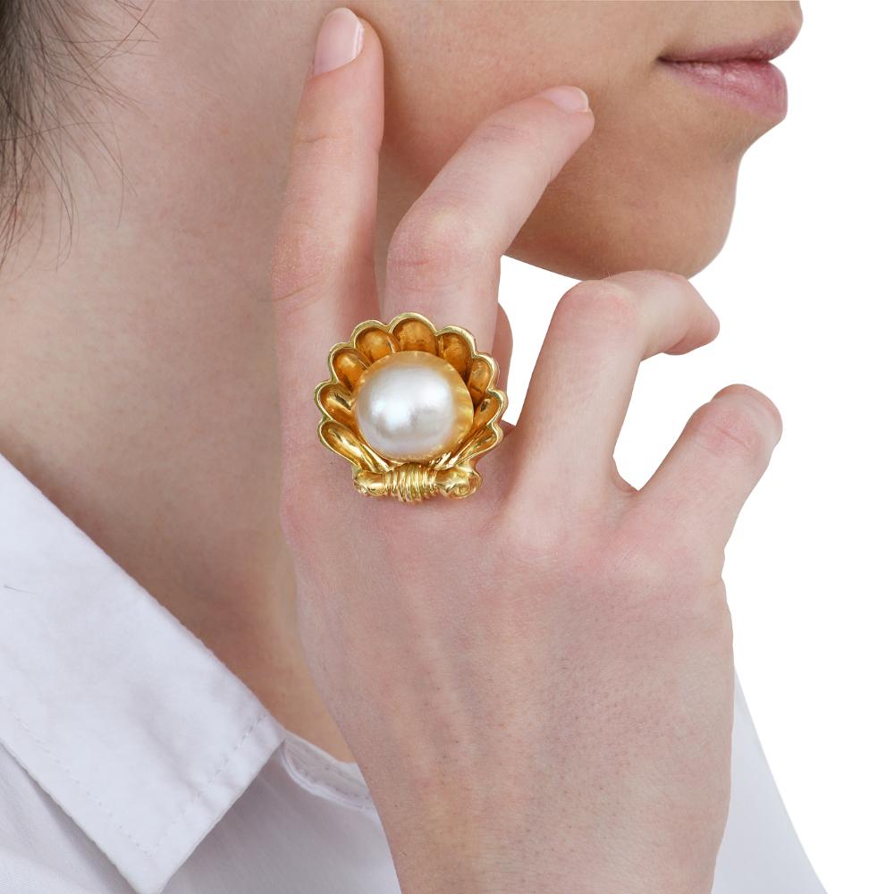 Sylvie Corbelin Shell Shape Ring in Yellow Gold with a South Sea-Pearl  im Angebot 1