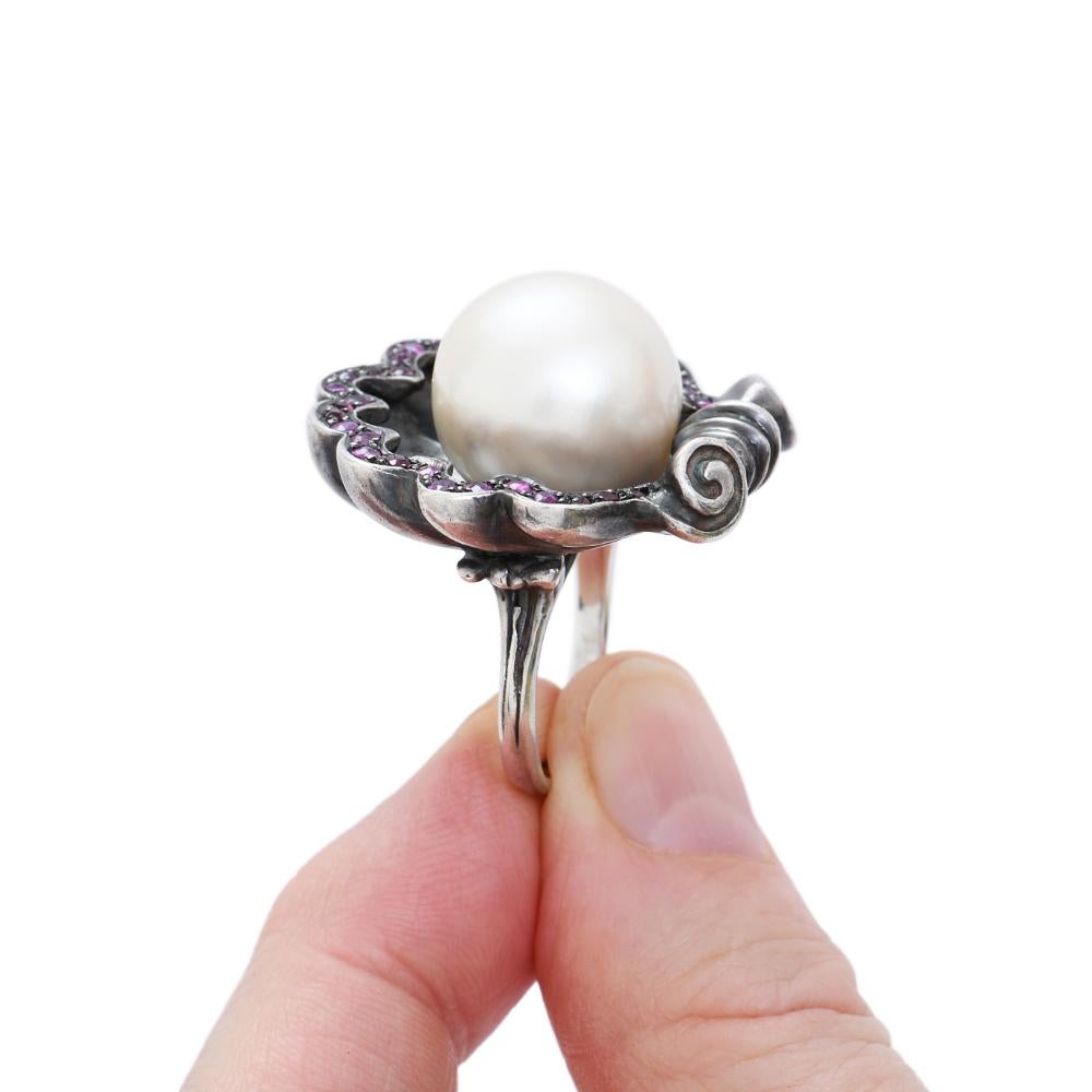 Sylvie Corbelin Unique Shell Shape Ring with a South-Sea Pearl and Rubies In New Condition For Sale In Saint Ouen, FR