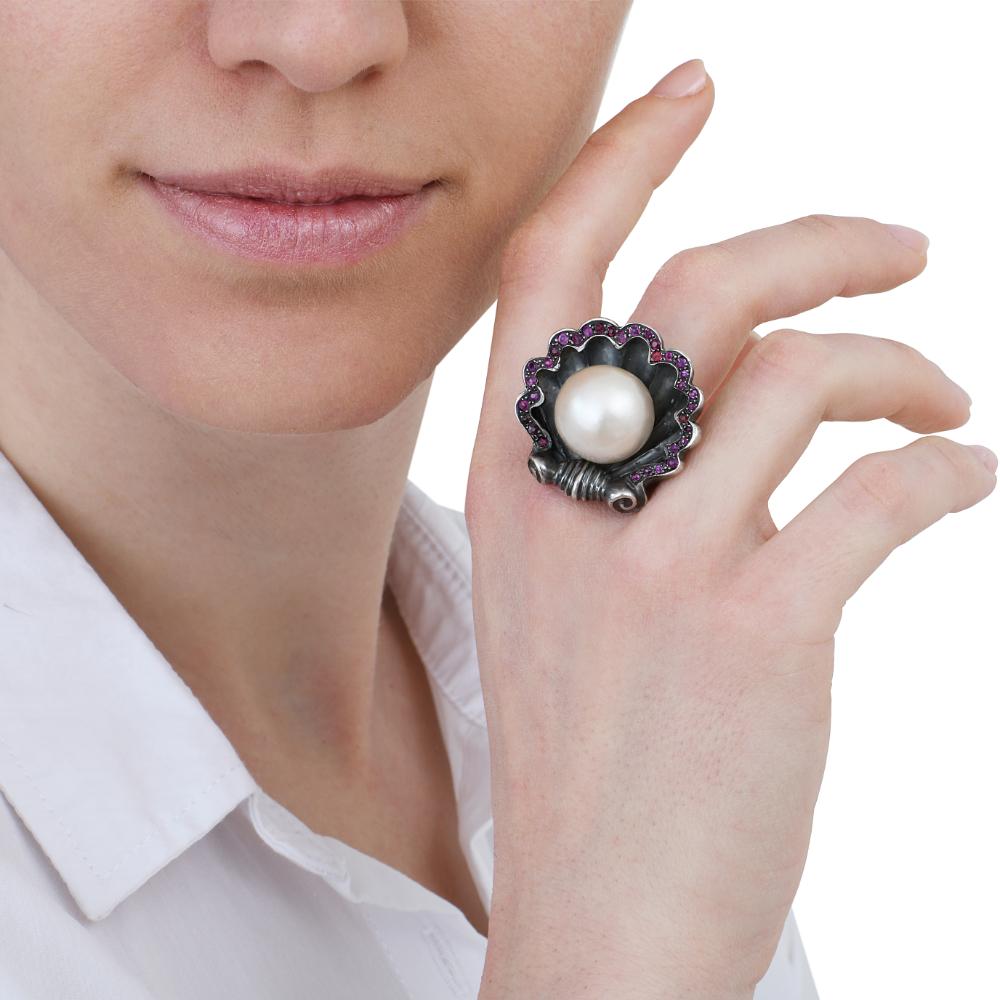 Sylvie Corbelin Unique Shell Shape Ring with a South-Sea Pearl and Rubies For Sale 1