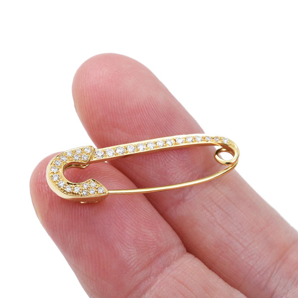 Safety pin by Sylvie Corbelin small size in yellow 750/1000 gold (18K)
Gold weight : 1,69 grams
Diamond weight : 0,25 carats
Pin Weight : 1,71 grams
This model was created in 2002
Sylvie Corbelin takes all the necessary precautions to present you a