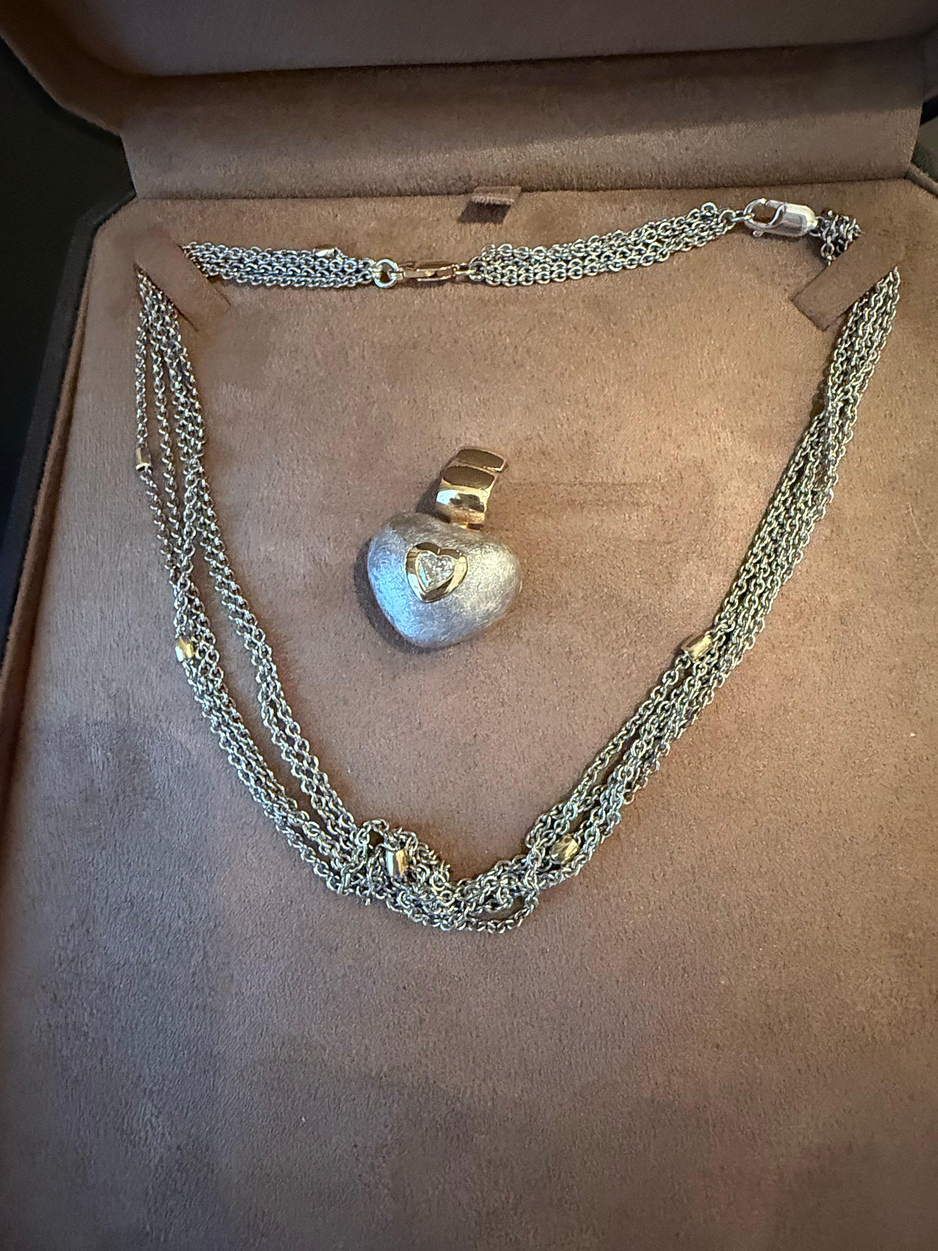 Collier italien à plusieurs chaînes en or blanc et jaune 18 carats avec pendentif en forme de cœur en vente 6