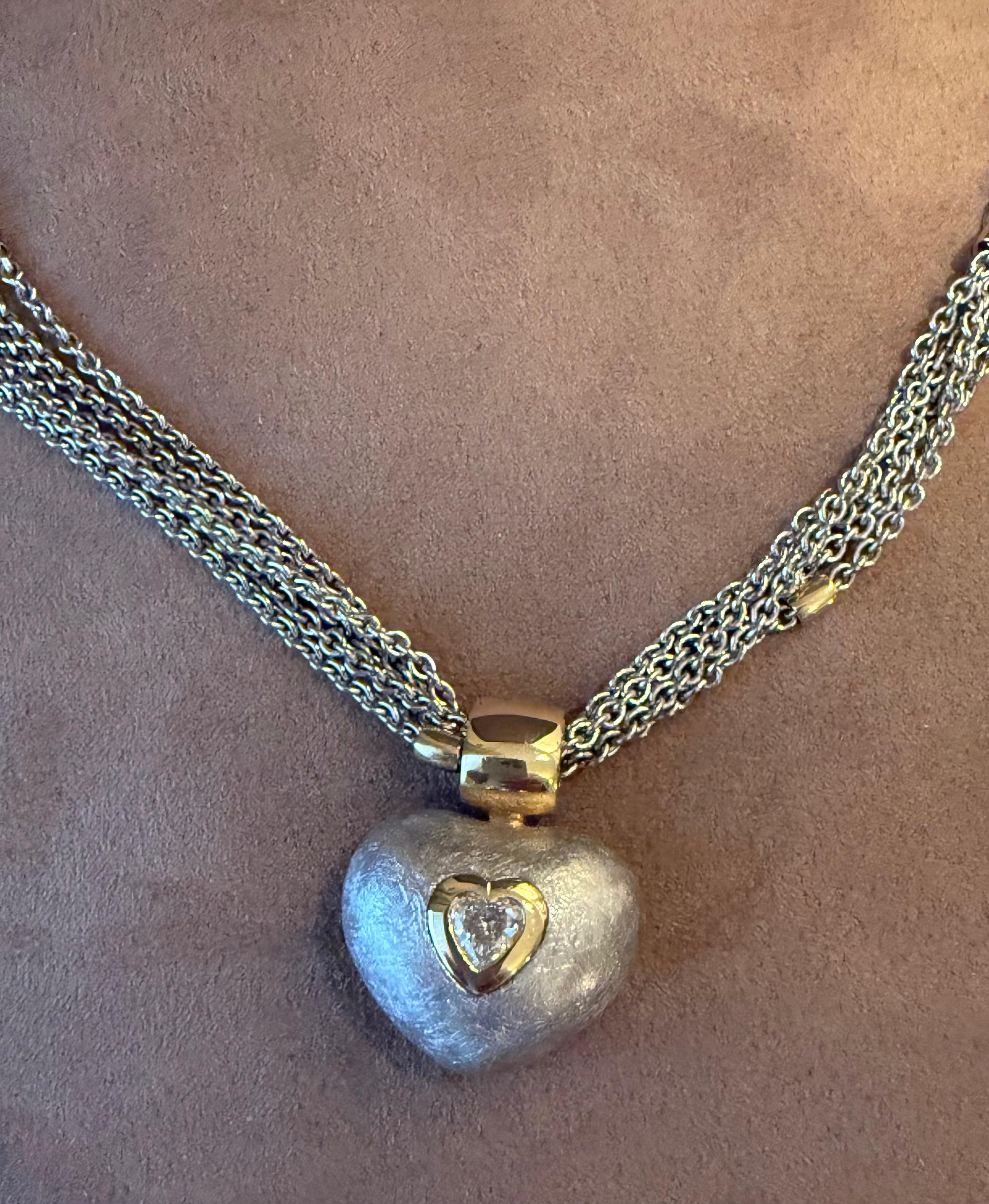 Collier italien à plusieurs chaînes en or blanc et jaune 18 carats avec pendentif en forme de cœur en vente 10