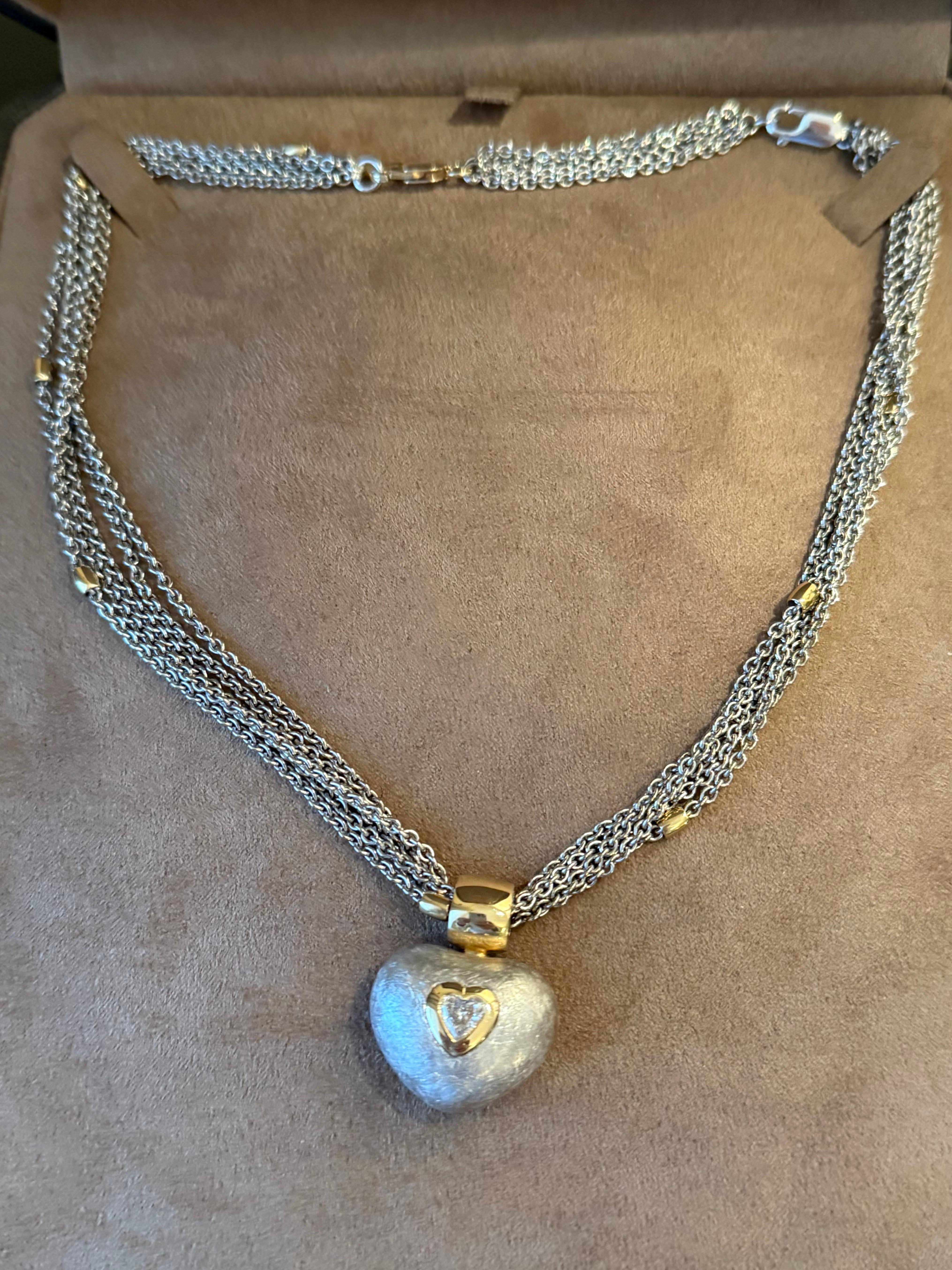 Collier italien à plusieurs chaînes en or blanc et jaune 18 carats avec pendentif en forme de cœur en vente 11