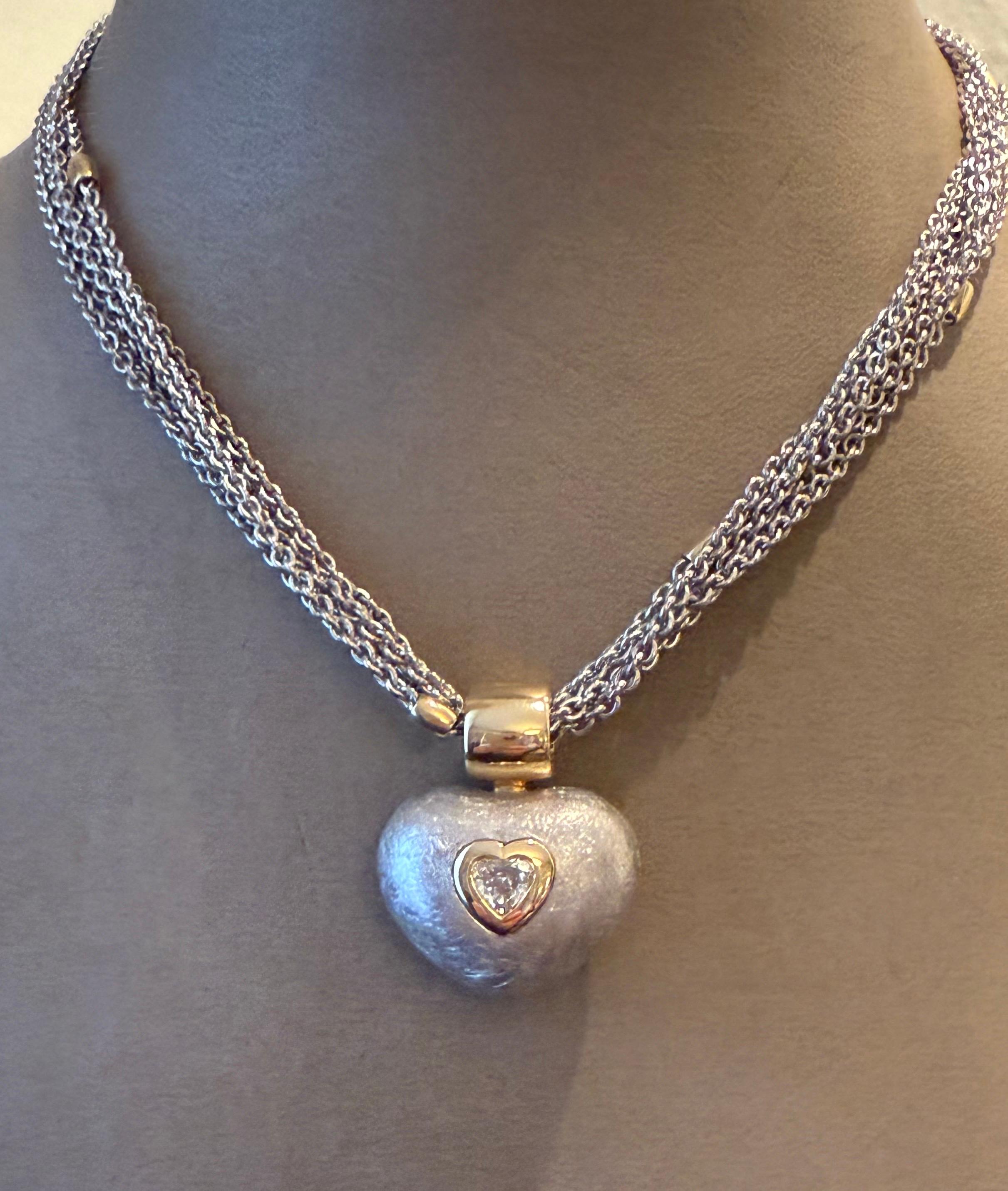 Collier italien à plusieurs chaînes en or blanc et jaune 18 carats avec pendentif en forme de cœur en vente 12