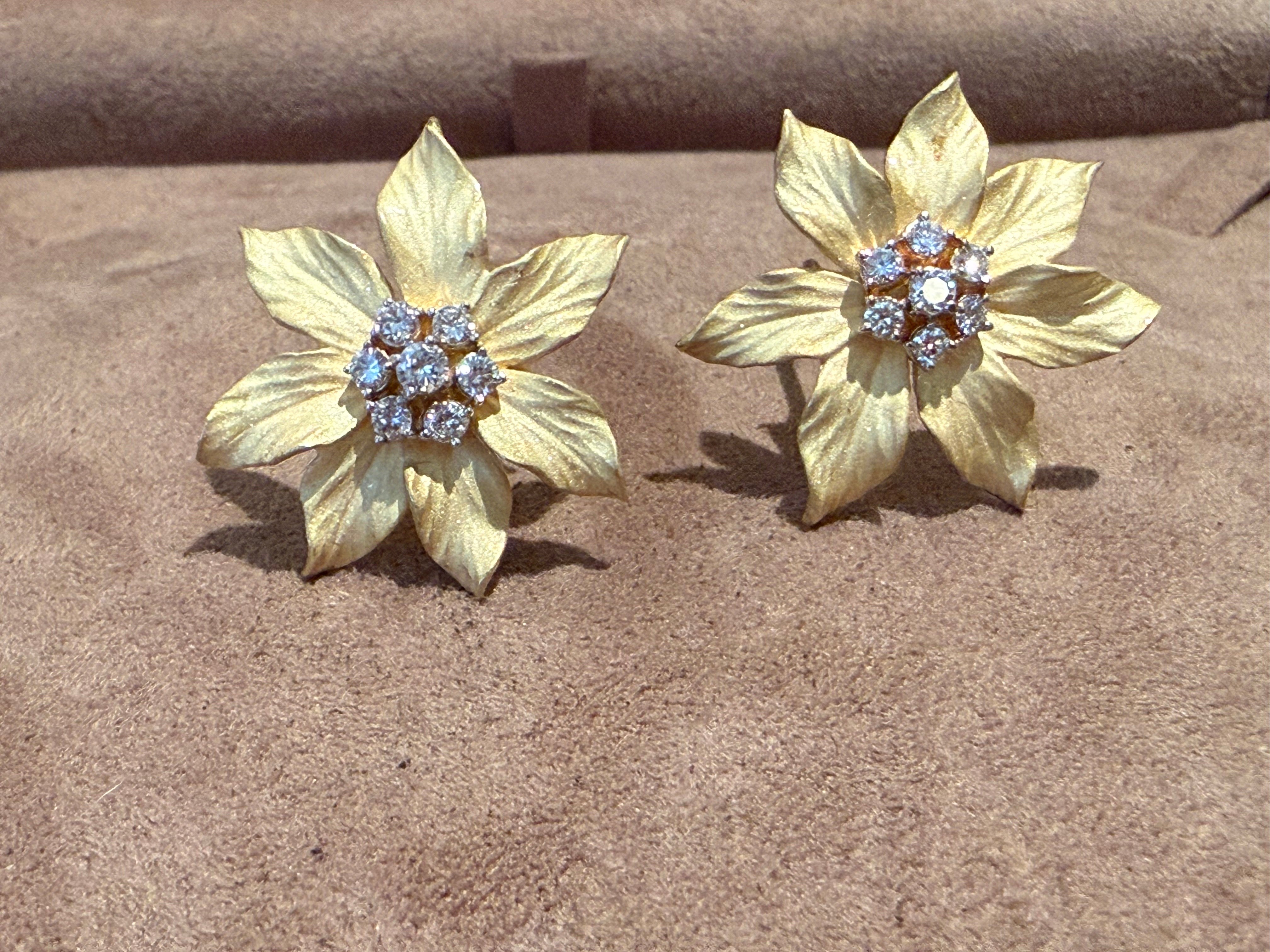 A pair of 18 K yellow brushed Gold flower Diamond earrings
