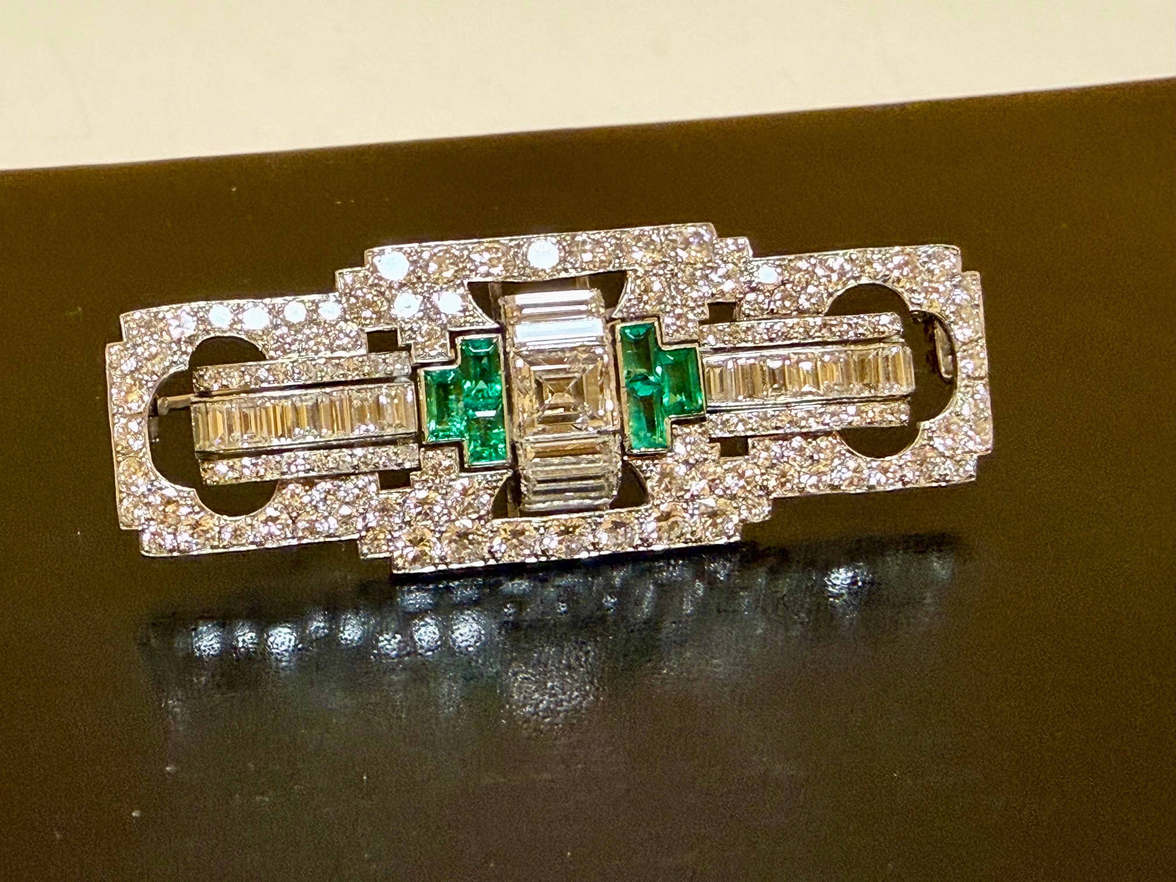 Broche plaquée Art Déco en platine avec émeraudes et diamants, très recherchée