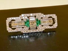 Broche plaquée Art Déco en platine avec émeraudes et diamants, très recherchée