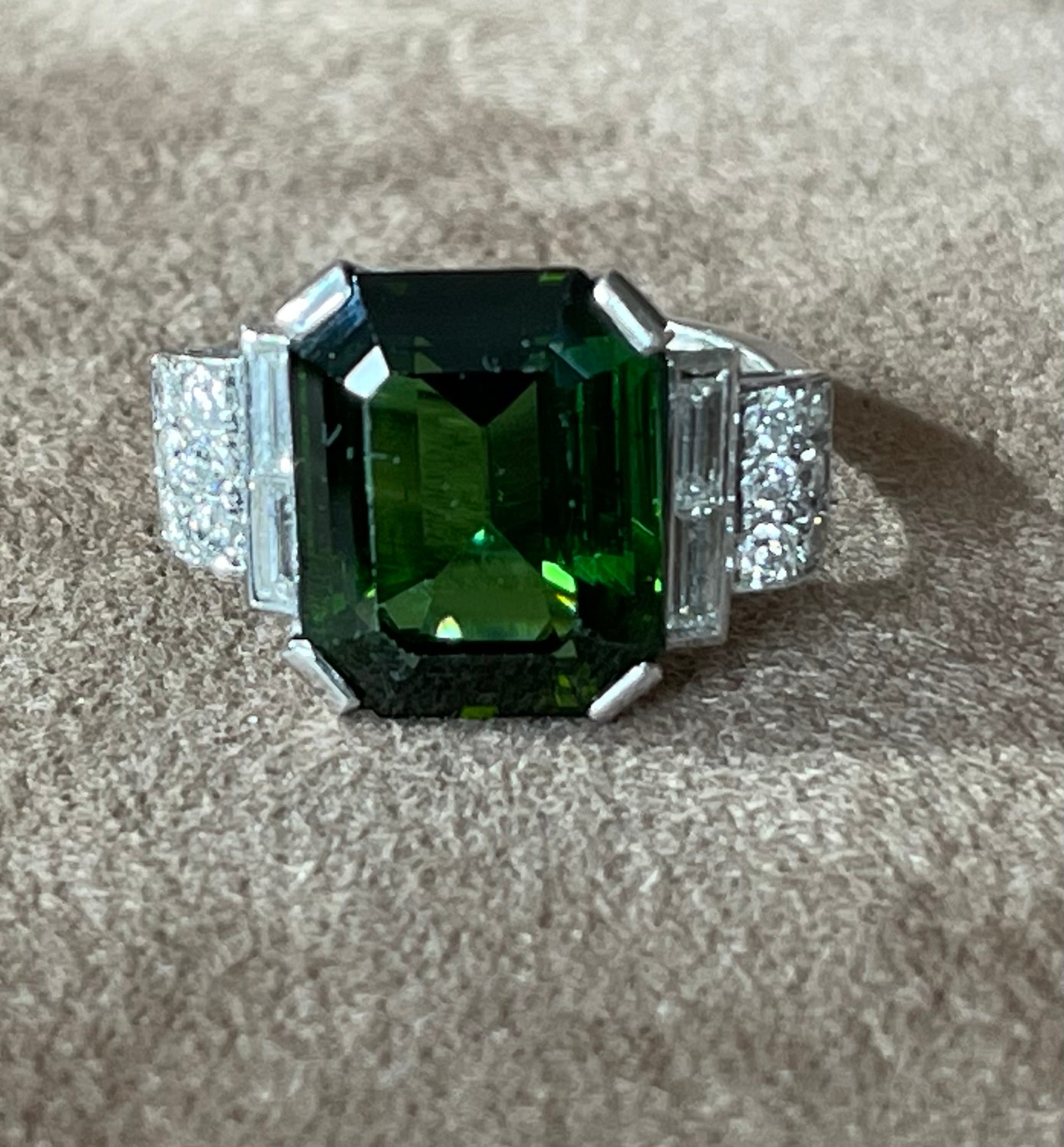 Anello Vintage Retrò in oro bianco 18 K con tormalina verde e diamanti
