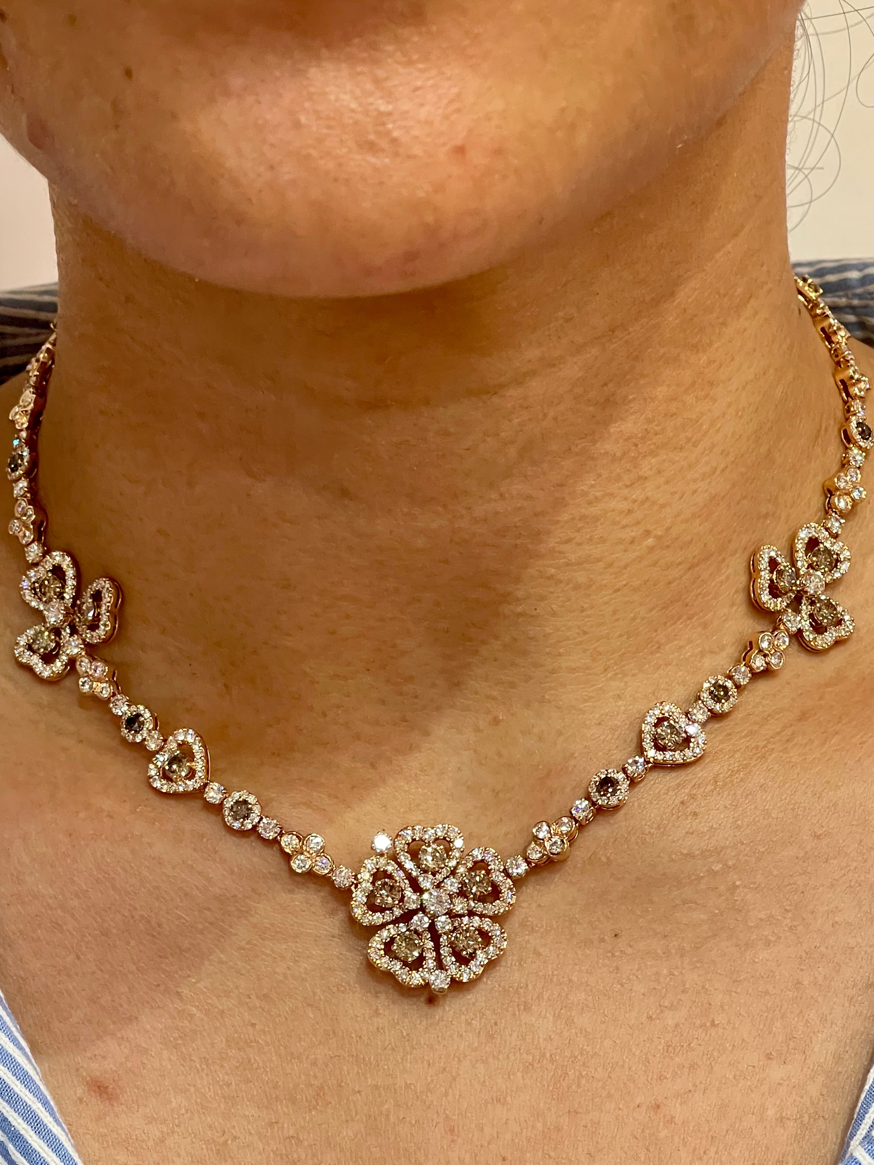 Exquisite 18 K Roségold Halskette im Blumenstil Champagner und Weiß  Diamanten