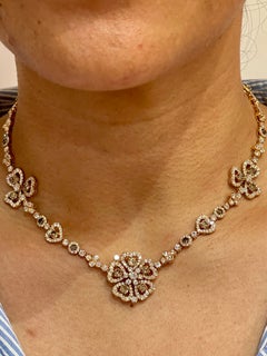 Exquis collier de style fleur en or rose 18 carats champagne et blanc  Diamants