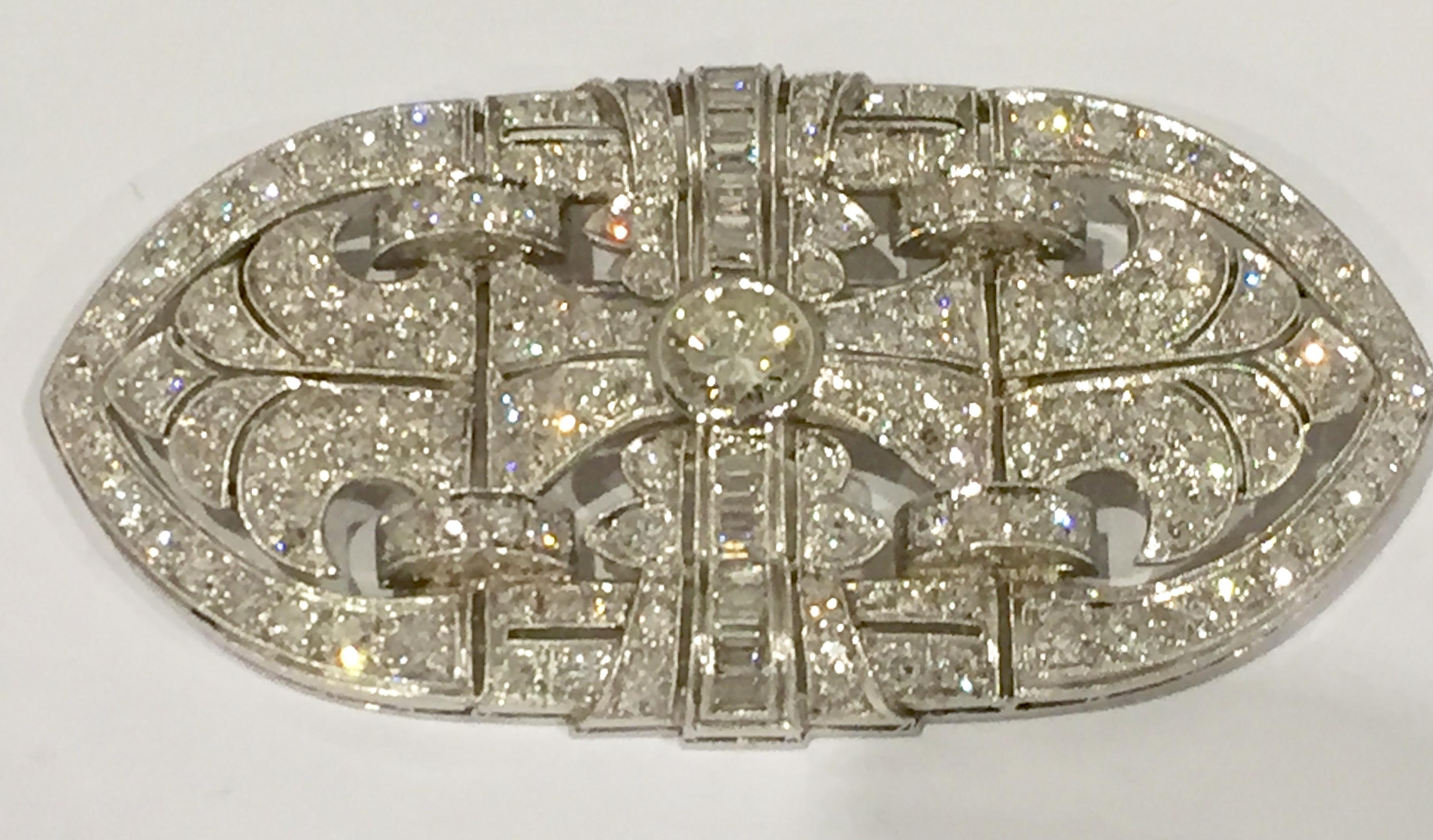 Stunning Art Déco plaque brooch in Paltinum. Centre stone weighing 1.60 ct, J color, si clarity, flanked by 18 Diamond baguettes and 190 brilliant cut diamonds of ca. 10 ct, Wesselton/Top Crystal, vs, si. 