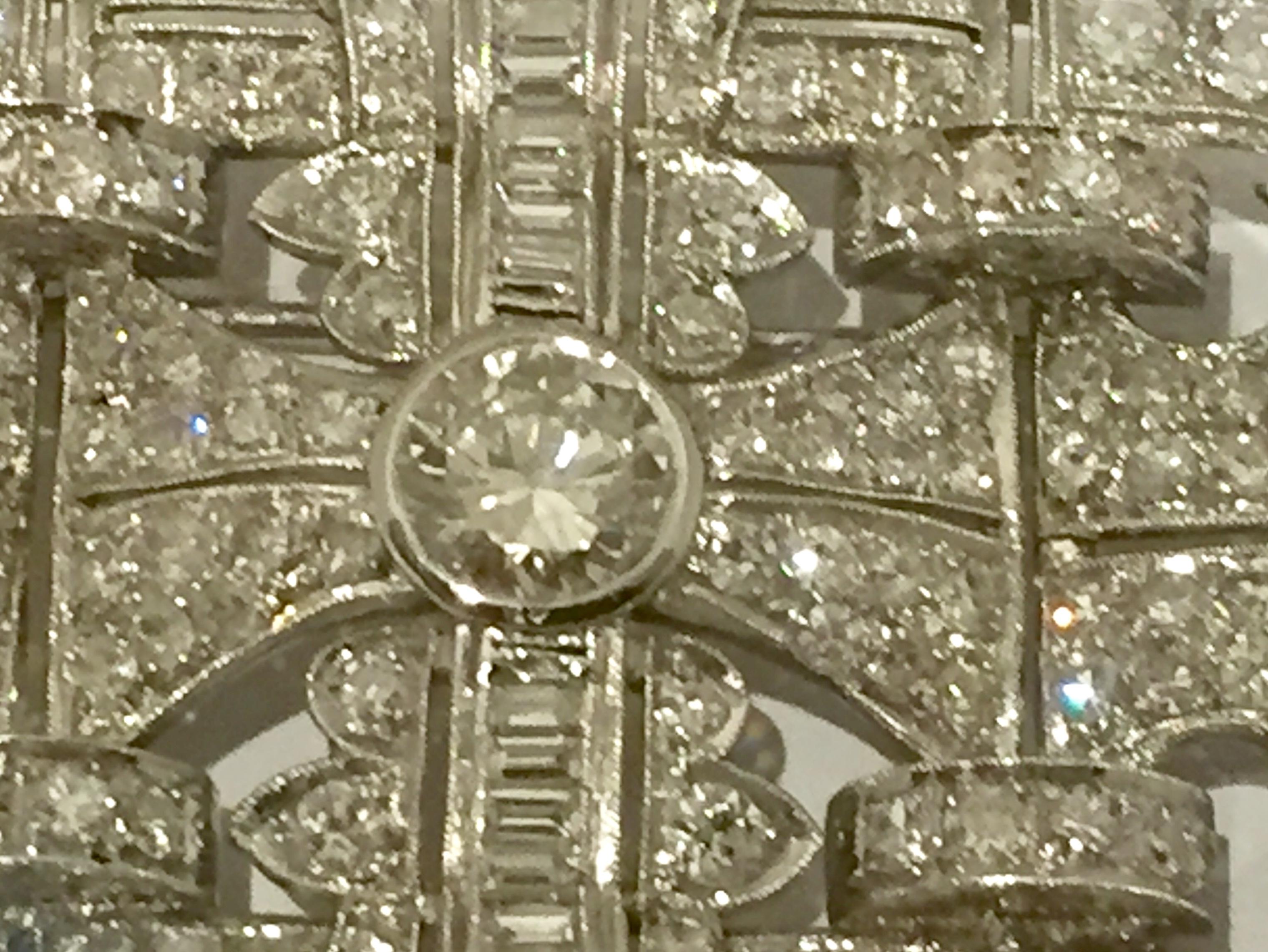 Glamorous Art Déco Platinum Diamond Brooch In Good Condition For Sale In Zurich, Zollstrasse