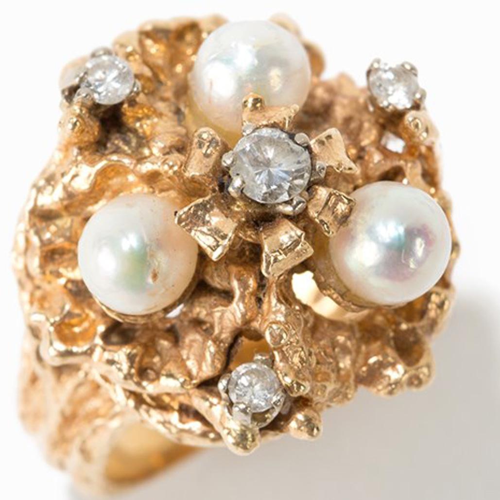 Damen-Goldring mit Perlen und Diamanten, 1950er Jahre

14 Karat Gold
Europa, 1950er Jahre
3 Perlen (5 mm)
1 Diamant von 0,1 Karat und 3 Diamanten von je 0,05 Karat
Innen Punze 