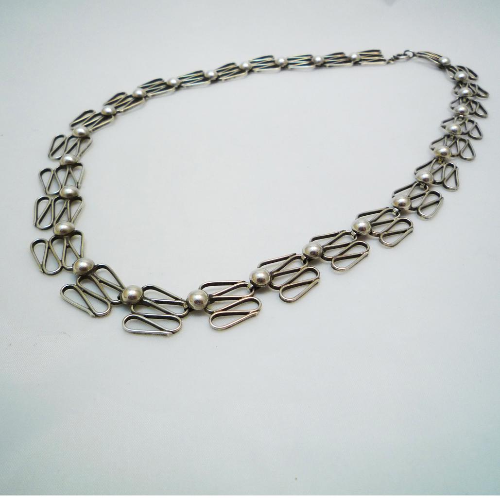 Design necklace in silver Scandinavia
single elements of silver meander with ball element, design jewellery of the sixties of 835 silver
chain length: 52 cm